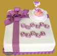 tort kwadratowy na roczek z fioletową kokardą