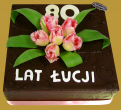 tort urodzinowy w czekoladzie z tulipanami