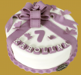 tort na 7 urodziny z fioletową dekoracją