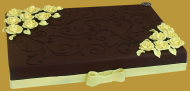 tort weselny w stylu amerykańskim w ciemnej czekoladzie ze złotymi różami