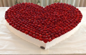 tort weselny ogromne serce z truskawkami
