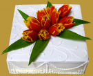 tort urodzinowy z żywymi tulipanami