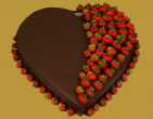 tort weselny serce w czekoladzie z truskawkami