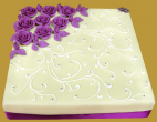 tort weselny w stylu amerykańskim w plastycznej czekoladzie, fioletowe dodatki