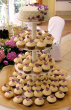 tort muffinkowy w marcepanie, pikowany z fioletowymi motylkami