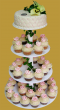 tort muffinkowy w marcepanie pikowany z różowymi perełkami