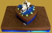tort weselny w stylu amerykańskim w ciemnej plastycznej czekoladzie oraz chabrowe kwiaty