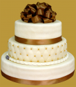 tort weselny w stylu angielskim  w białej czekoladzie z piękną kokardą