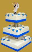 tort weselny kwadratowy na stelażu z niebieską dekoracją