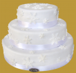 Tort weselny w stylu angielskim zimowy w płatkach śniegu