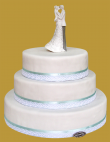 tort weselny w stylu angielskim okrągły z miętową wstążką