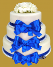 tort weselny 3 piętrowy w białej czekoladzie z perłami i chabrową wstążką