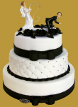 tort weselny w stylu angielskim 3 piętrowy z czarnymi dodatkami