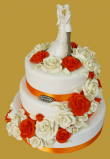 tort weselny w stylu angielskim 3 piętrowy z kremowymi i pomarańczowymi różami