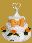tort weselny w stylu angielskim 3 piętrowy z girlandami i kokardą