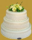tort weselny 3 piętrowy w marcepanie z białymi jadalnymi koronkami
