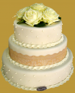 tort weselny w stylu angielskim ze złotą koronką i żywymi różami