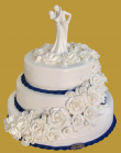 tort weselny w stylu angielskim z białymi różami i delikatnym chabrowym akcentem