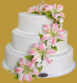 tort weselny w stylu angielskim z jadalnymi liliami