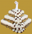 tort weselny w stylu angielskim kwadratowy ze złotymi kokardami