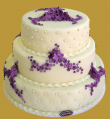 tort weselny w stylu angielskim w z fioletowymi kwiatuszkami