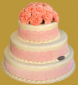 tort weselny w stylu angielskim z różowymi koronkami i żywymi goździkami