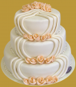 tort weselny w stylu angielskim z plisami i brzoskwiniowymi różami