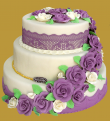 tort weselny w stylu angielskim ze spadającymi fioletowymi kwiatami
