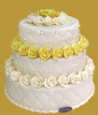 tort weselny w stylu angielskim 3 piętrowy pikowany z kremowymi i złotymi różami