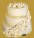 tort weselny w stylu angielskim 3 piętrowy kremowymi różami i złotym wykończeniem