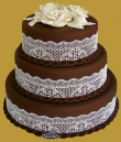 tort weselny w stylu angielskim 3 piętrowy w ciemnej plastycznej czekoladzie z jadalną koronką
