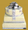 tort weselny w stylu angielskim w marcepanie ze srebrną kokardą