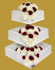 tort weselny 3 piętrowy na stelażu kwadratowym z żywymi goździkami