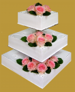 tort weselny na kwadratowym stelażu śmietankowy z różowymi różami