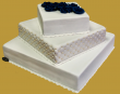tort weselny w stylu angielskim kwadratowy duży - biały z granatem
