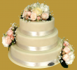 tort weselny w stylu angielskim z bukiecikami z żywych kwiatów