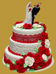 tort weselny w stylu angielskim okrągły z czerwonymi dodatkami + zabawna figurka