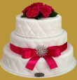 tort weselny w stylu angielskim z broszką