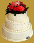 tort weselny w stylu angielskim w białej plastycznej czekoladzie z bukietem kwiatów
