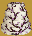 tort weselny w stylu angielskim 4 piętrowy z pnączem  i fioletowymi kwiatami