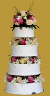 duży tort weselny 4 piętrowy z żywymi kwiatami