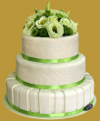 tort weselny w stylu angielskim z dodatkami w kolorze groszkowym