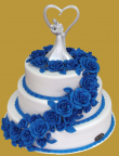 tort weselny angielski ze spadającymi niebieskimi różami