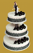 tort weselny na tradycyjnym stelażu z czarnymi kantadeskami