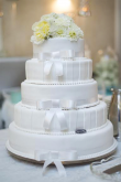 Tort weselny w stylu angielskim biały