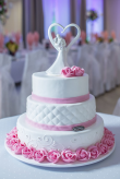 Tort weselny w stylu angielskim z różowymi kwiatami