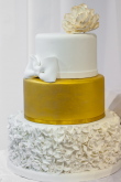 Tort weselny w stylu angielskim biało złoty podwyższony z drapowaniem