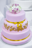 Tort weselny różowy ze złotymi dodatkami