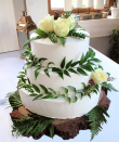 tort weselny w stylu angielskim z kwiatami boho