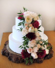 tort weselny ze spływającymi kwiatami na korze